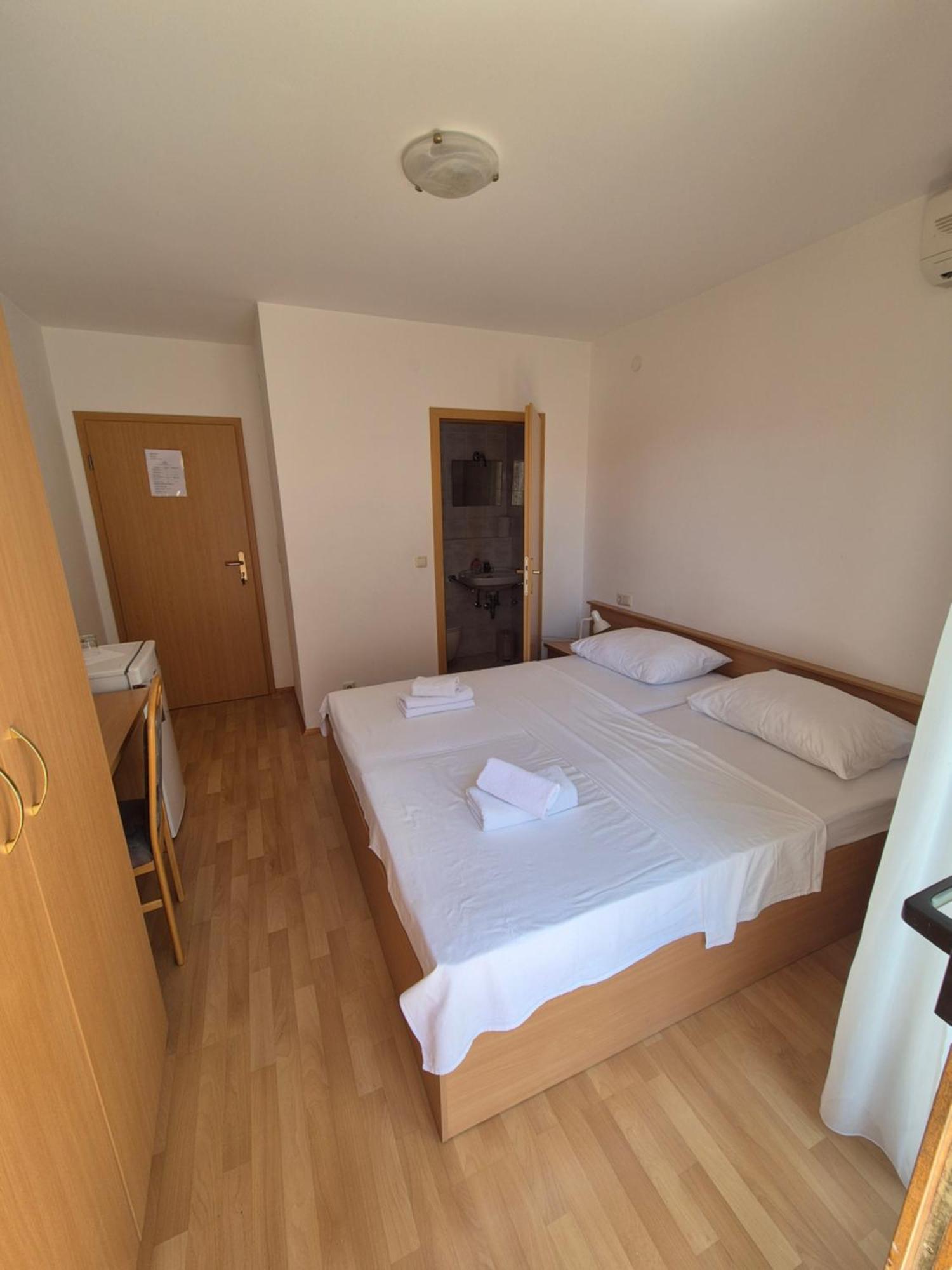 Apartments And Rooms Mamic Dugi Rat Ngoại thất bức ảnh